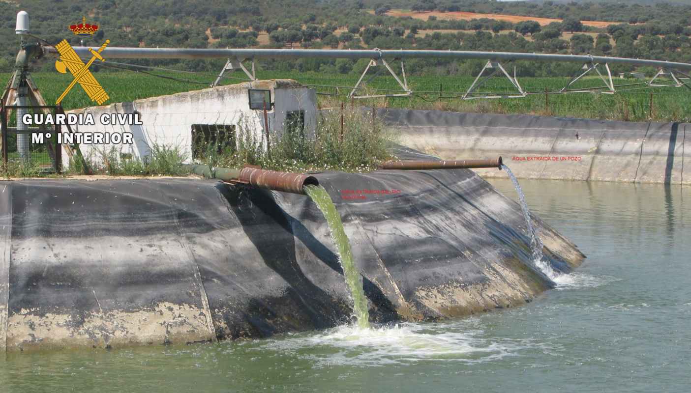 Imagen en la que se ve cómo entraba a la balsa agua del Guadiana.