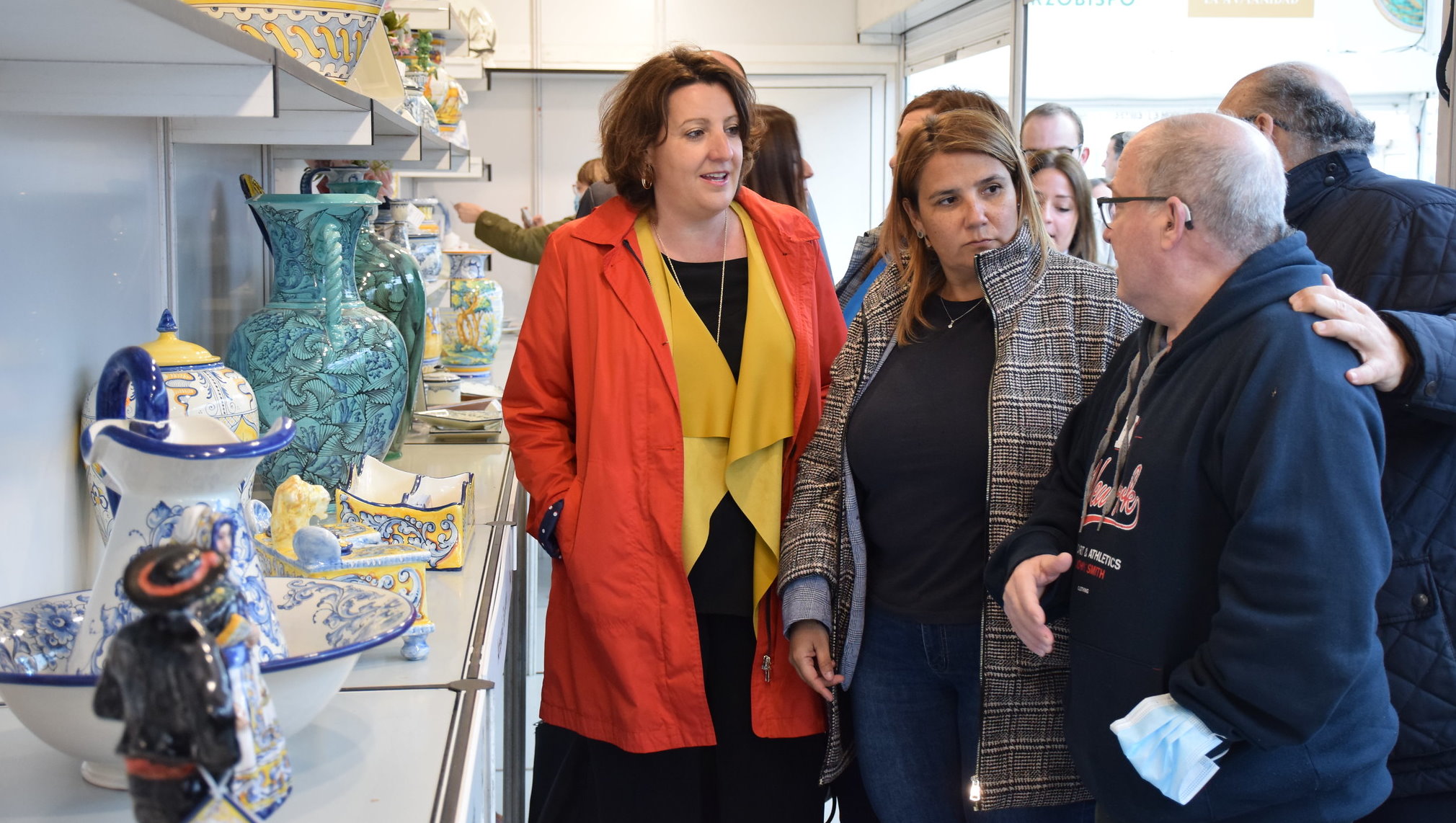 Patricia Franco, consejera de Economía, Empresas y Empleo; junto a Tita García Élez, alcaldesa de Talavera.