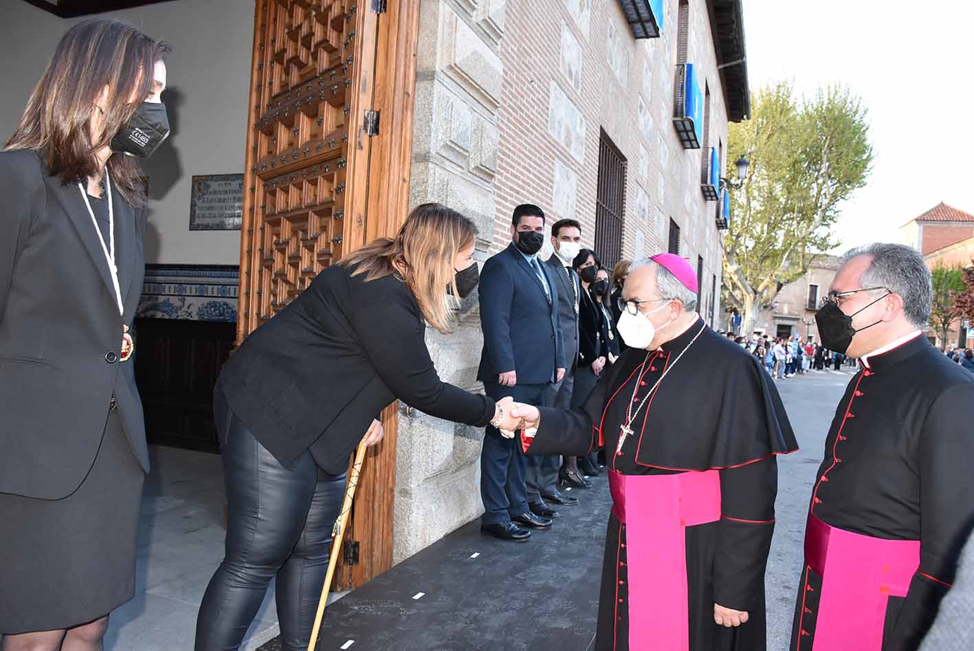 Tita García Élez, saludando a Francisco César García Magán, obispo auxiliar de Toledo.