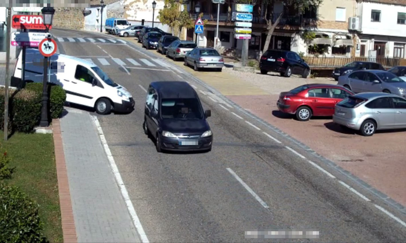 Momento en el que se llevan la furgoneta de Escalona.