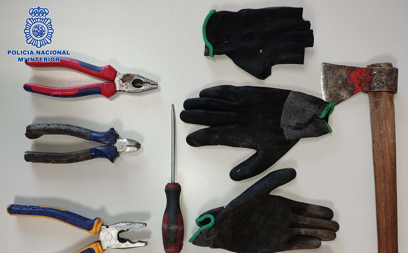 Los guantes y las herramientas que utilizaron los dos detenidos.