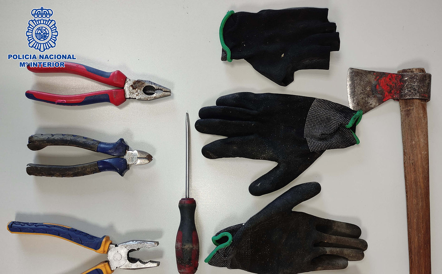 Los guantes y las herramientas que utilizaron los dos detenidos.