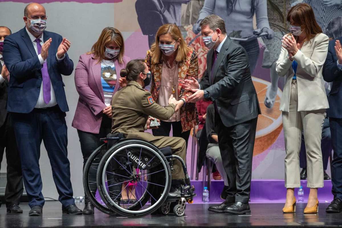 Isabel Fernández, cuando recibió la Medalla de Oro de Castilla-La Mancha.