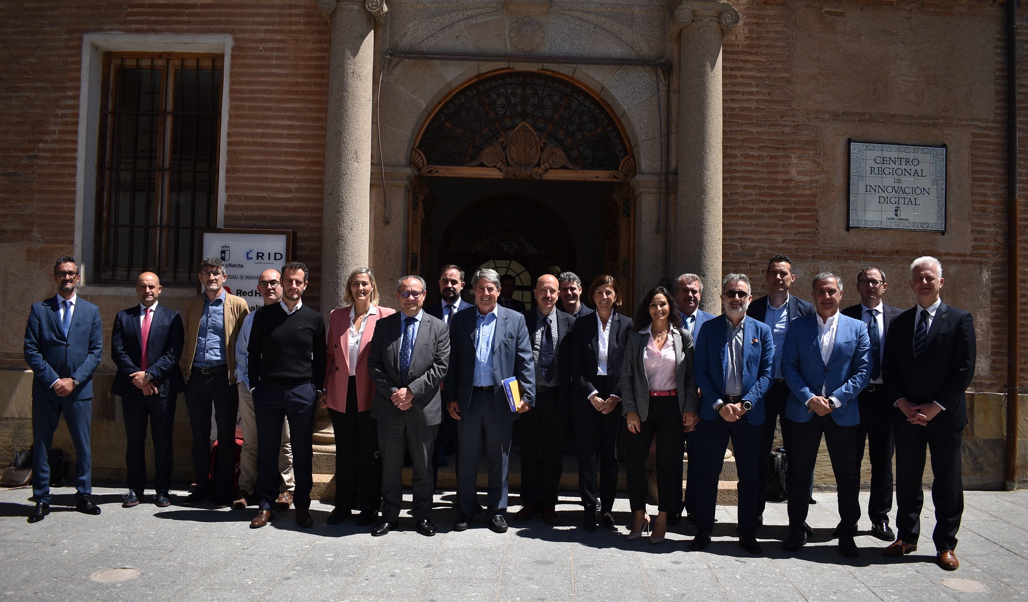 Juan Alfonso Ruiz Molina, consejero de Hacienda y Administraciones Públicas, en el centro de la imagen, junto al resto de representantes de Gaia-X España.