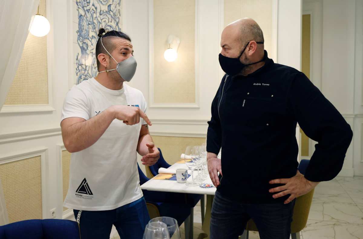 Carlos Maldonado (izquierda) y Andrés Torres, contra la guerra de Ucrania. Foto: EFE.