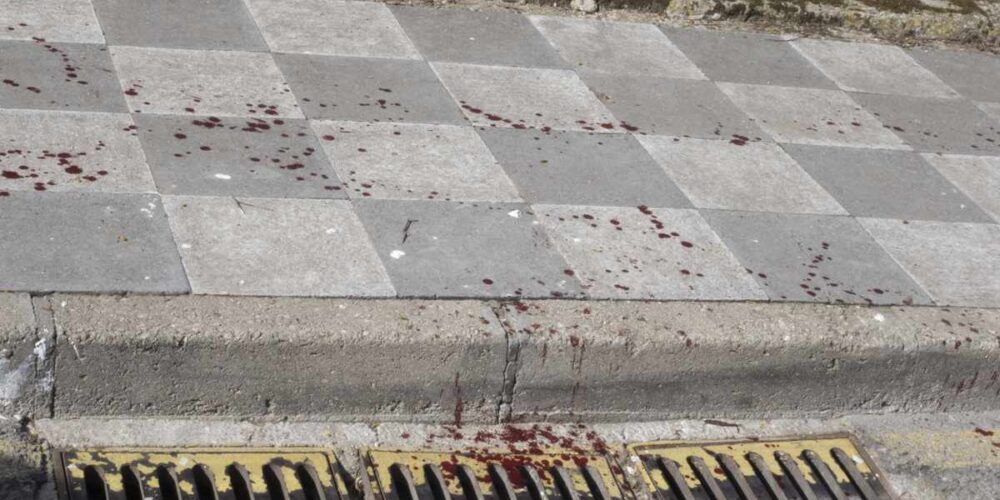 Sangre en el lugar de los hechos. Foto: EFE/José del Olmo.