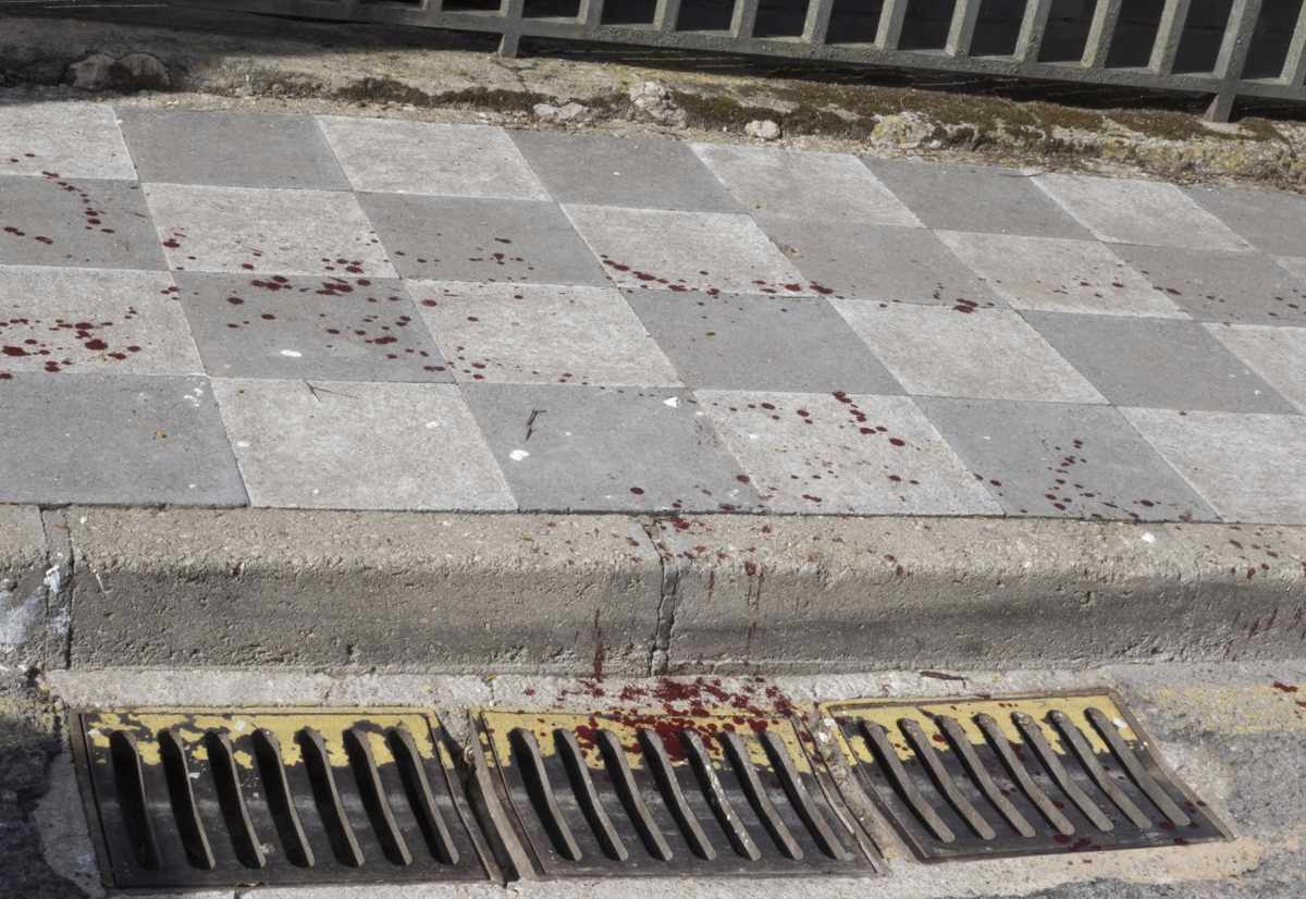 Sangre en el lugar de los hechos. Foto: EFE/José del Olmo.