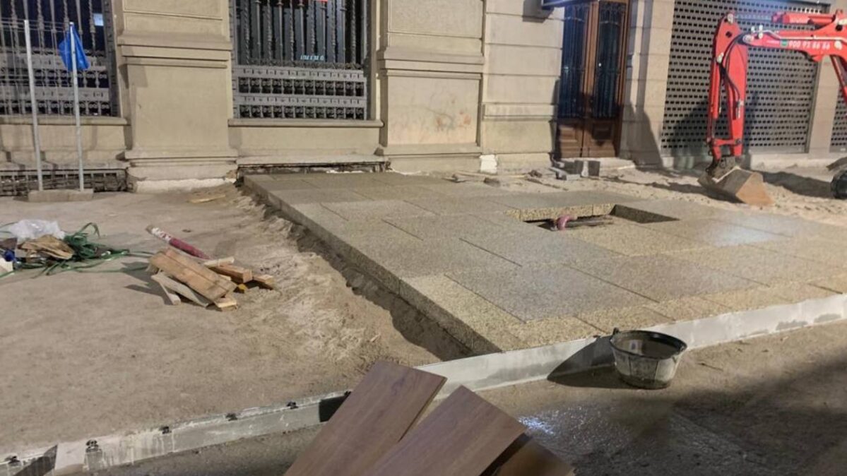 Colocación de las piezas de granito en el centro de Albacete.