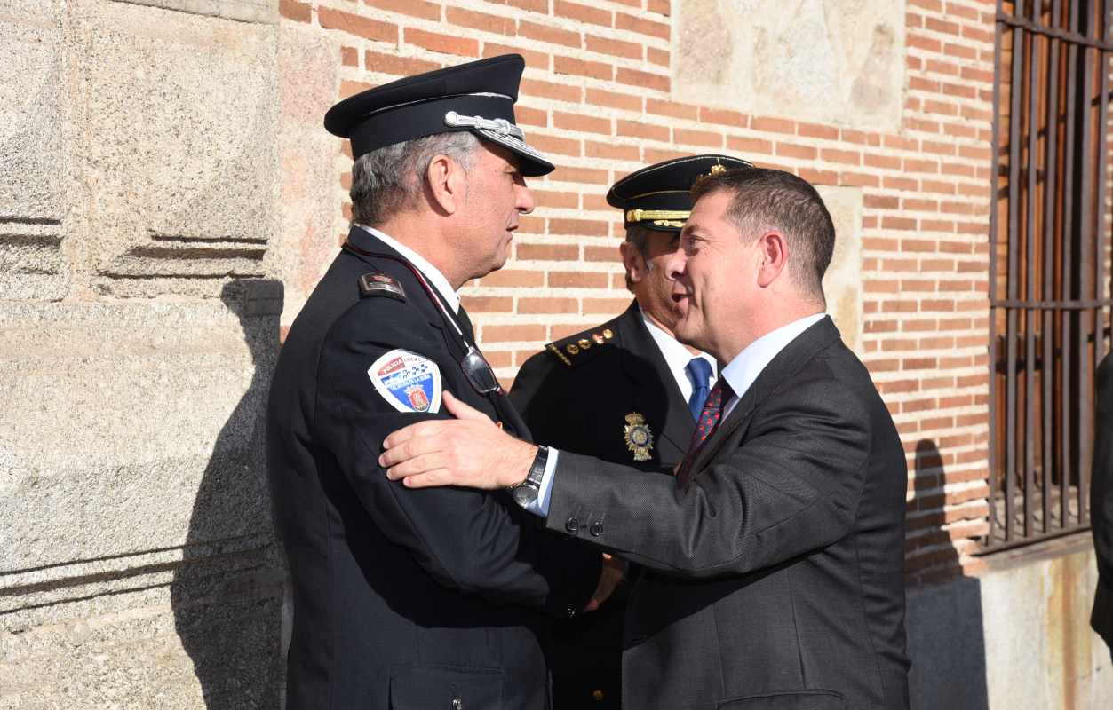 El presidente de Castilla-La Mancha, Emiliano García-Page, saludando a un policía local en la región.