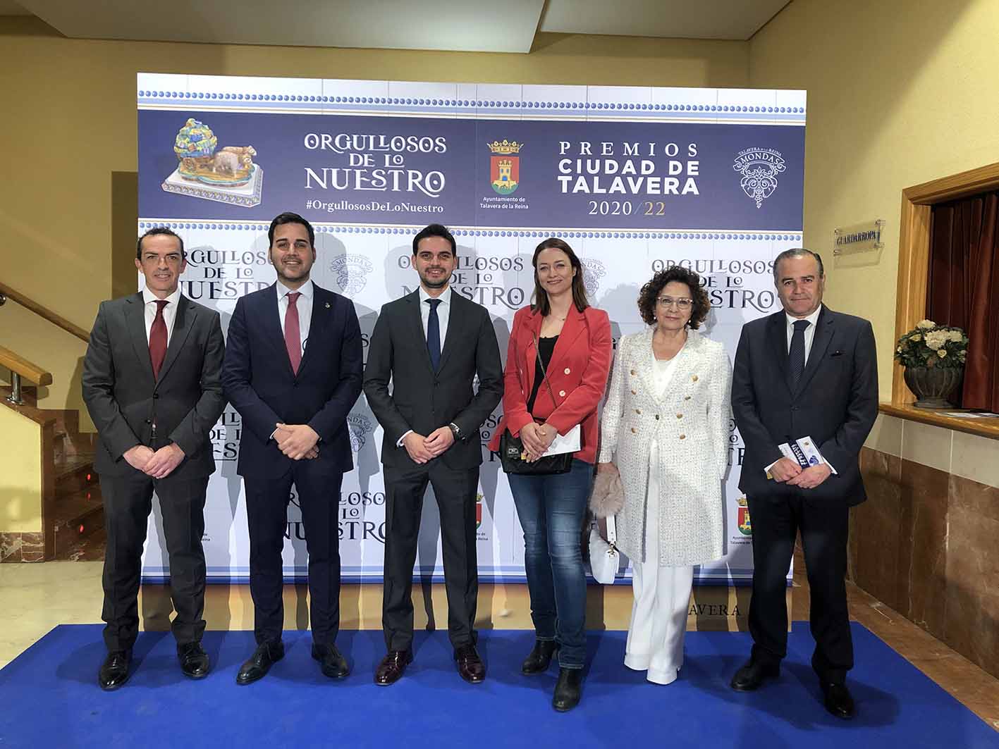 Políticos del PP en los Premios. De izquierda a derecha: los ediles César Higueruela, Javier Muñoz-Gallego, Santiago Serrano y Gelen Delgado, junto con la diputada nacional del PP Carmen Riolobos y el senador José Julián Gregorio.