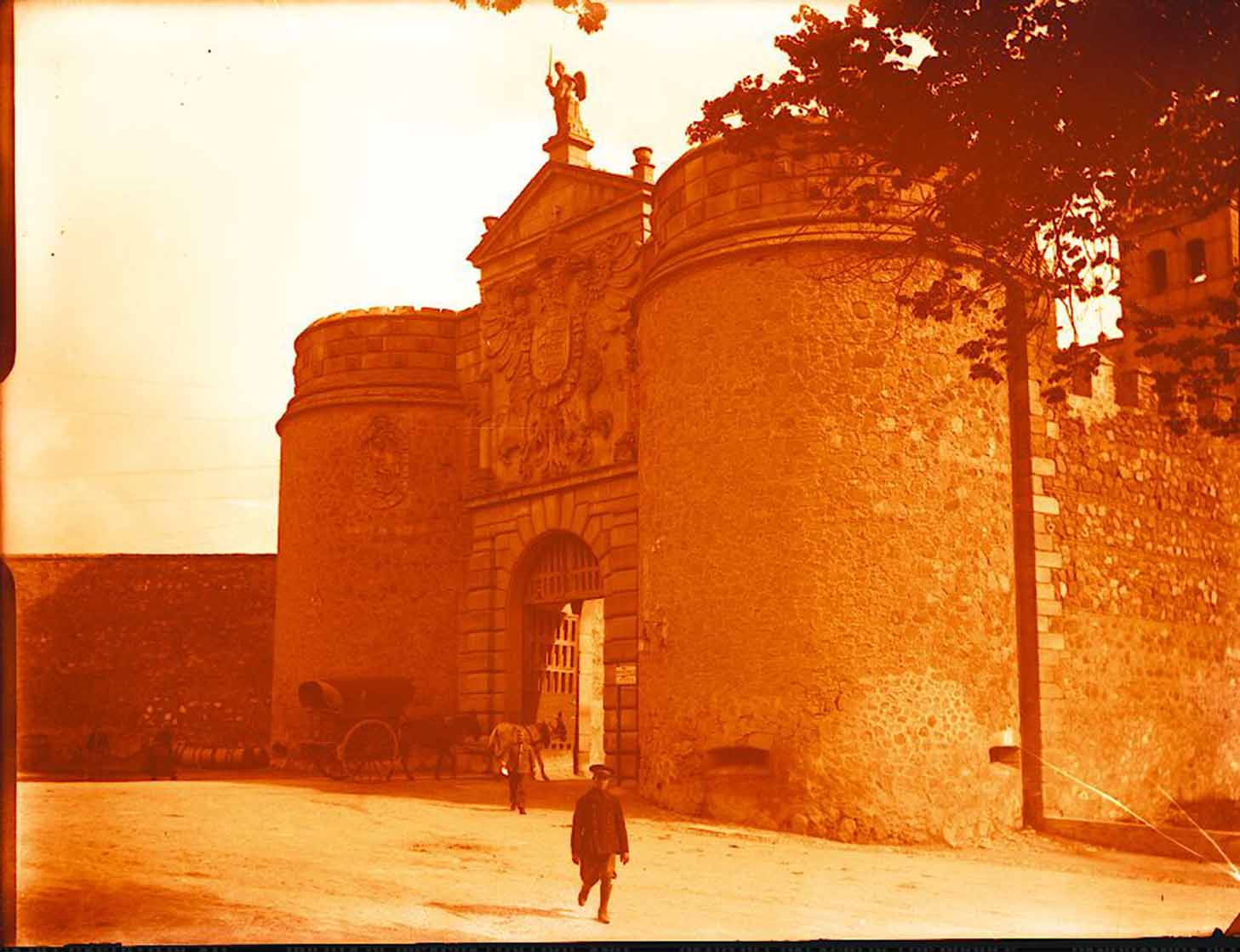 Puerta de Bisagra (Toledo). Años 20. Fotografía de Pedro Román. Fondo Rodríguez. AHP Toledo.