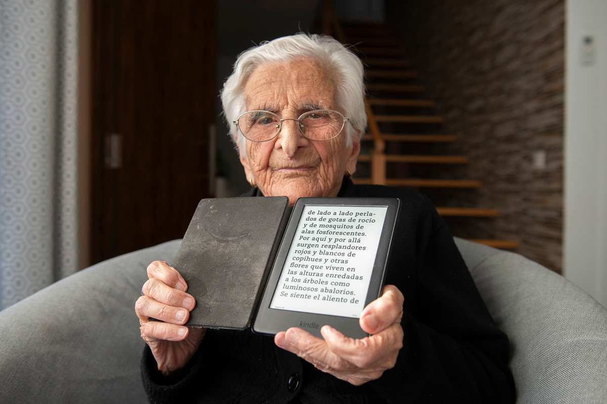 La tía Pepa con el libro electrónico. Foto: EFE/Jesús Monroy.