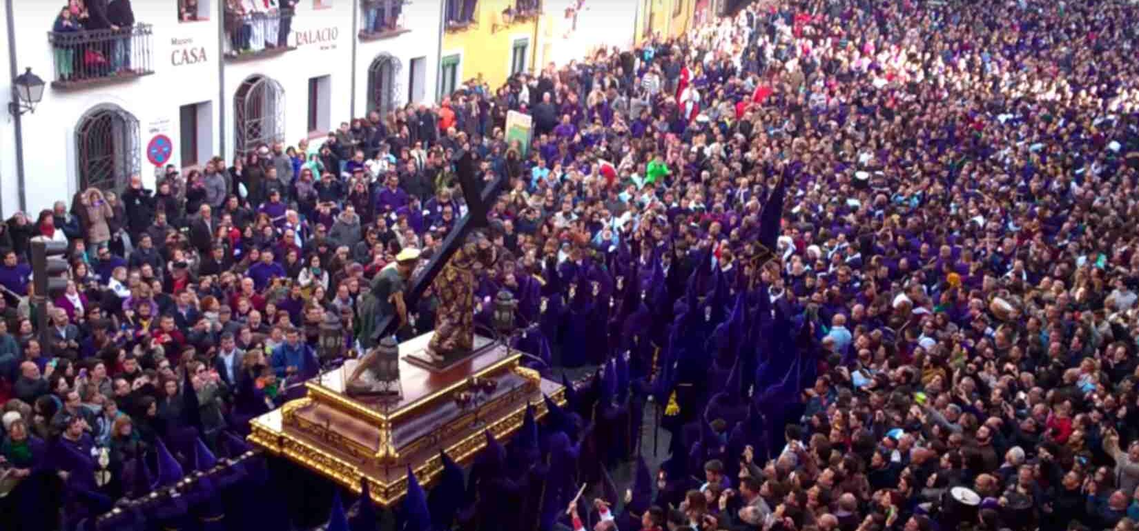 Entrada de Jesús Nazareno del Salvador, el "Jesús de Turbas", en la Plaza Mayor de Cuenca. Foto: Enrique Sánchez Gil.