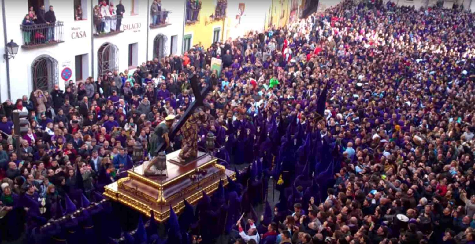 Entrada de Jesús Nazareno del Salvador, el "Jesús de Turbas", en la Plaza Mayor de Cuenca. Foto: Enrique Sánchez Gil.