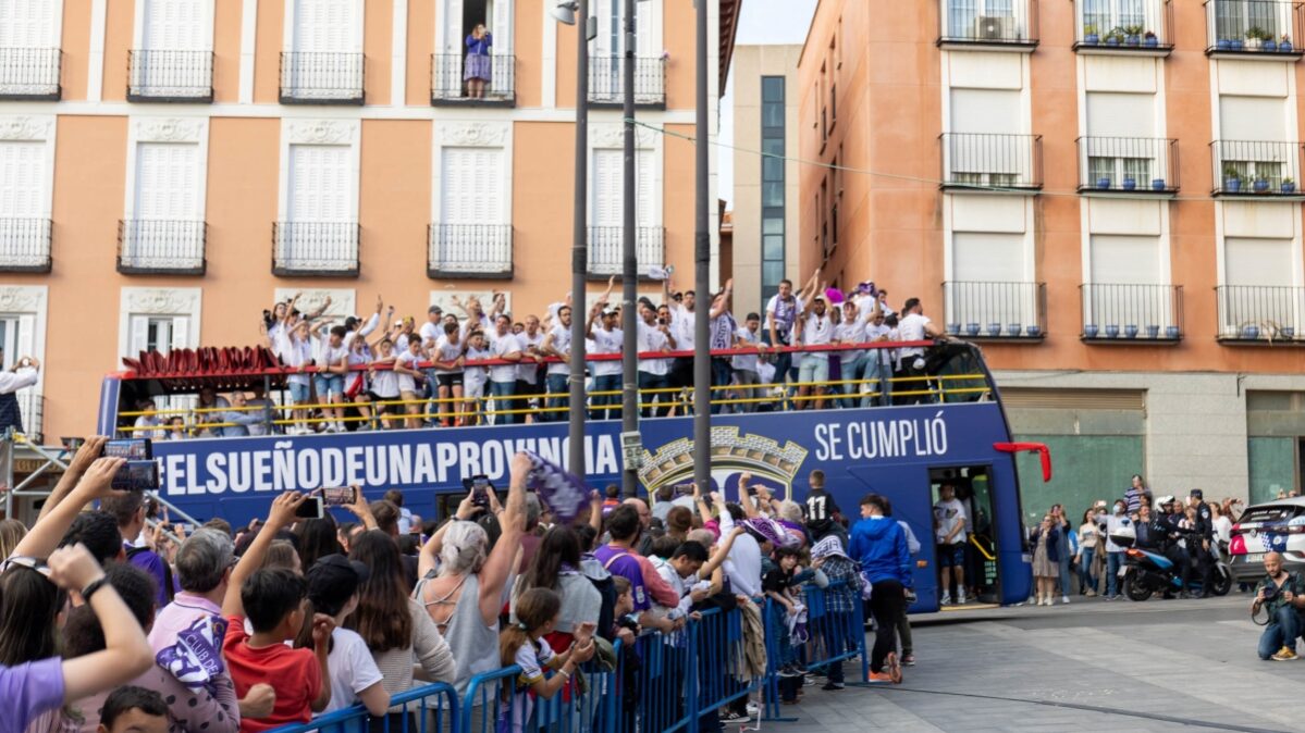 Autobús del CD Guadalajara llegando a la Plaza Mayor