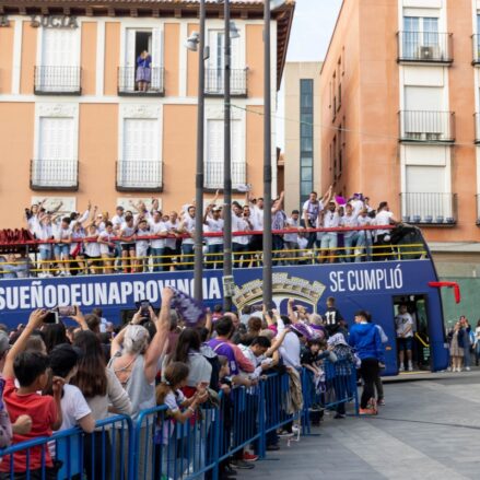 Autobús del CD Guadalajara llegando a la Plaza Mayor