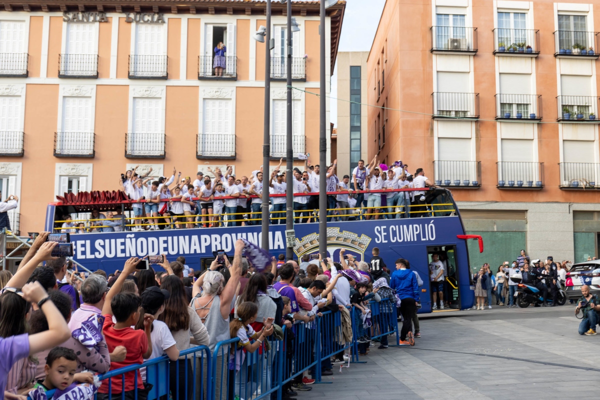 Autobús del CD Guadalajara llegando a la Plaza Mayor