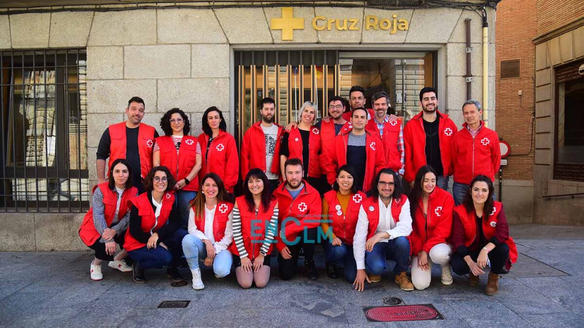 Voluntarios de Cruz Roja. Todos aportan su granito de arena. Ellos y ellas sí son imprescindibles en esta sociedad. Damos fe de ello. Foto: Rebeca Arango.