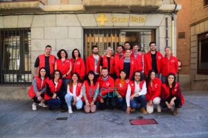 Voluntarios de Cruz Roja. Todos aportan su granito de arena. Ellos y ellas sí son imprescindibles en esta sociedad. Damos fe de ello. Foto: Rebeca Arango.
