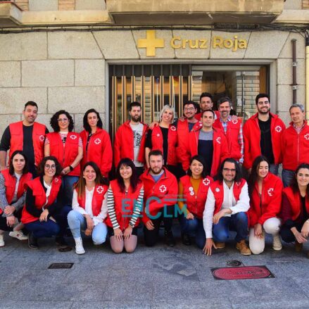 Voluntarios de Cruz Roja. Todos aportan su granito de arena. Ellos y ellas sí son imprescindibles en esta sociedad. Damos fe de ello. Foto: Rebeca Arango.