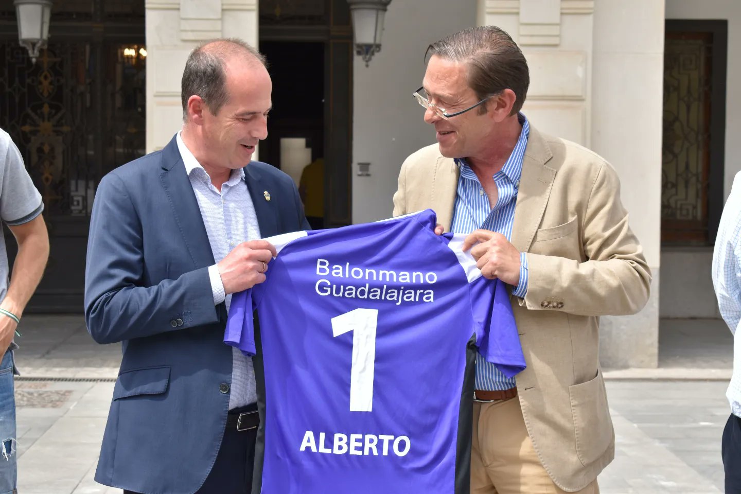 Alberto Rojo y Alejandro Ortíz, presidente del Balonmano Guadalajara