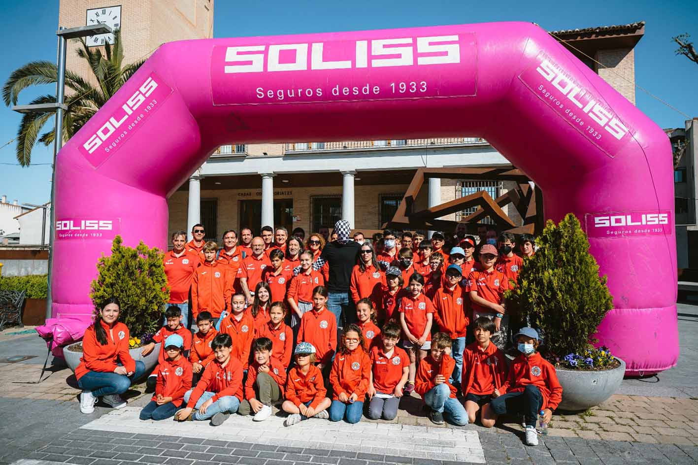 Los jugadores y jugadoras del Club de Ajedrez Bargas-Soliss, con el Rey Enigma.