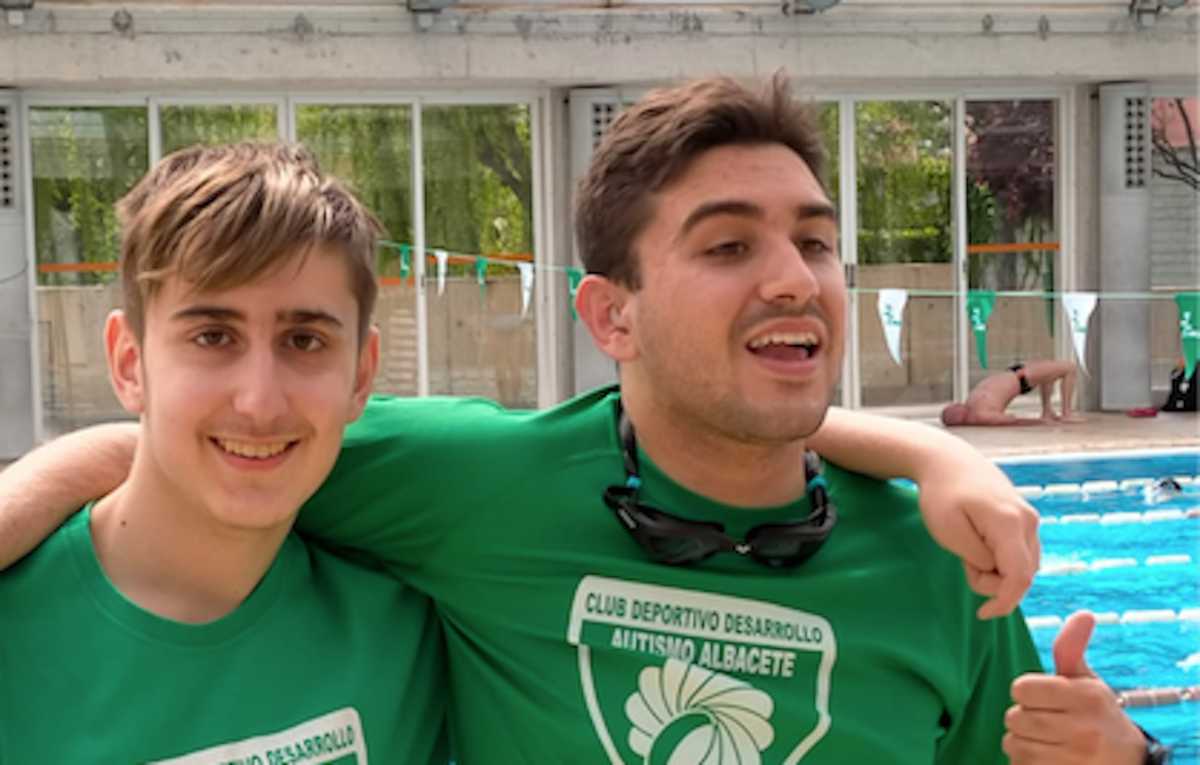 Jorge Ortega (derecha) y Jaime Rubio, grandes nadadores del Autismo Albacete.