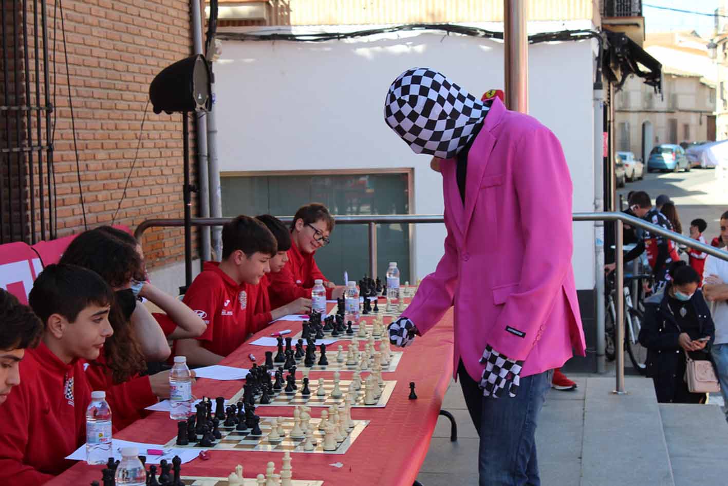 El Rey Enigma, echándose unas partidas con los jugadores del club bargueño.