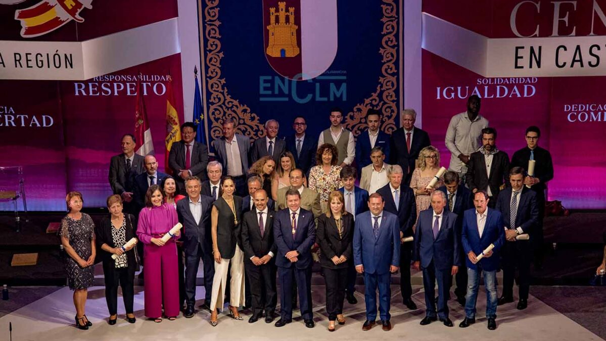 Page, junto a todos los premiados durante el Día de Castilla-La Mancha. Foto: Rebeca Arango.