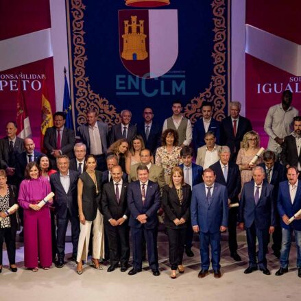 Page, junto a todos los premiados durante el Día de Castilla-La Mancha. Foto: Rebeca Arango.