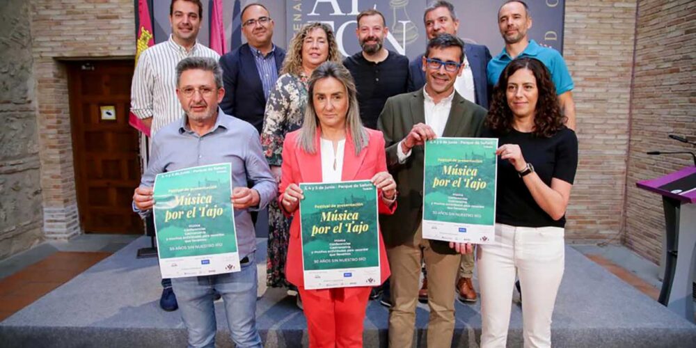 Tolón, junto a Sánchez Butragueño Del Álamo y el resto de organizadores de la fiesta por un Tajo vivo y limpio. Foto: Alberto Santos.