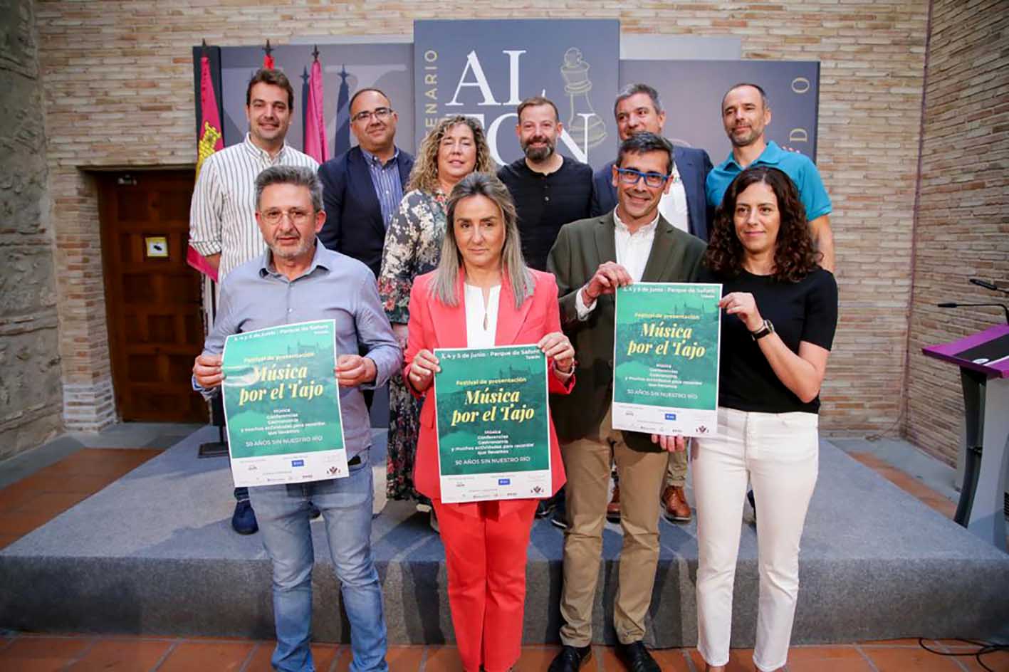 Tolón, junto a Sánchez Butragueño Del Álamo y el resto de organizadores de la fiesta por un Tajo vivo y limpio. Foto: Alberto Santos.