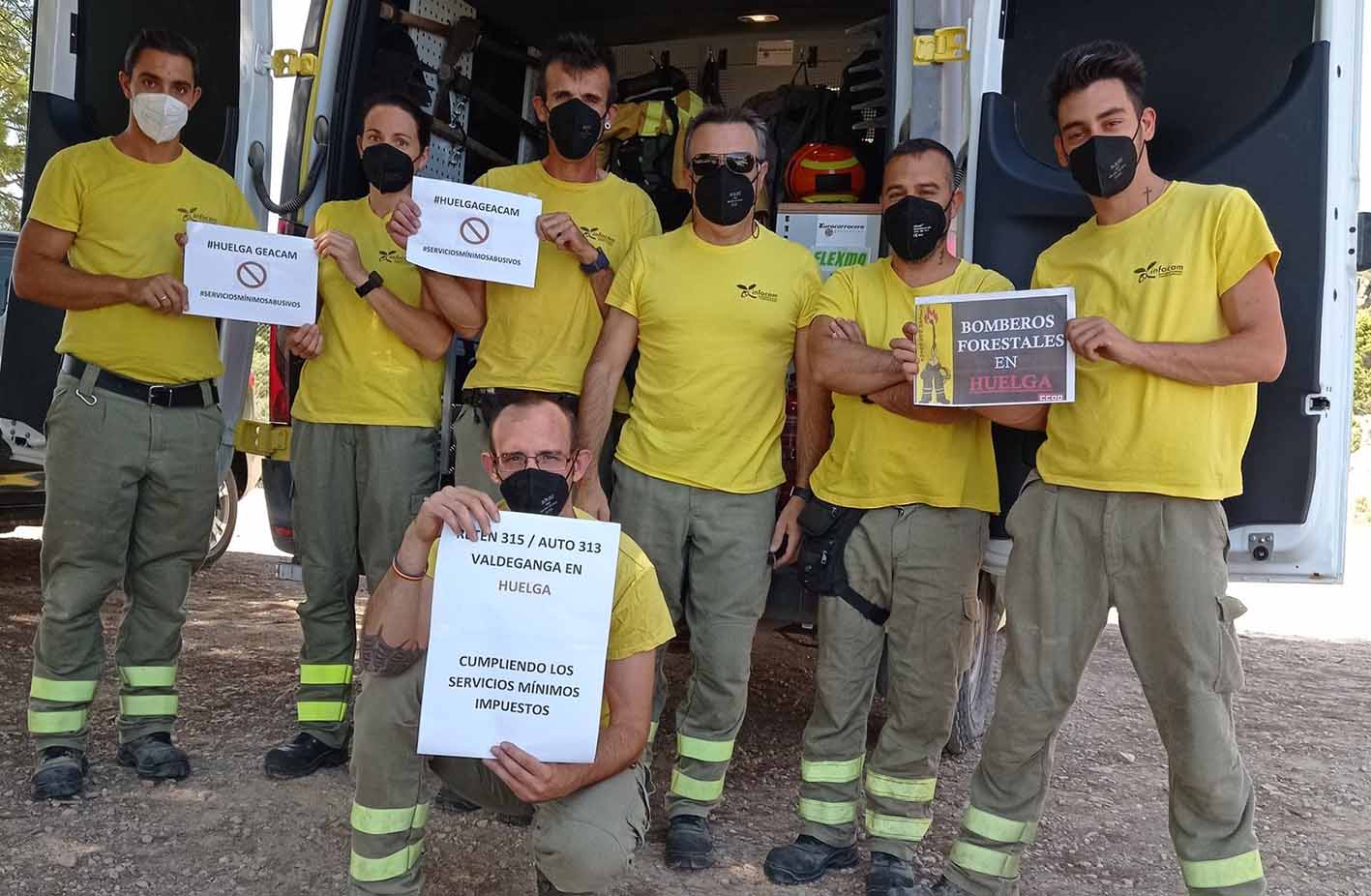 Trabajadores de Geacam durante los servicios mínimos que debieron cumplir el pasado verano.