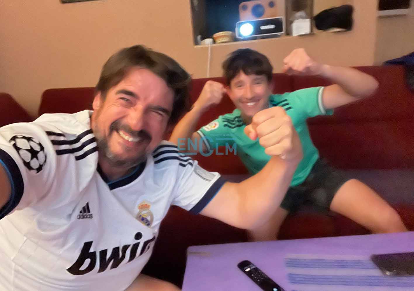 Rafa Esteban, alcalde de Marchamalo, junto a uno de sus hijos, Julián, la noche que el Madrid eliminó al Manchester City.