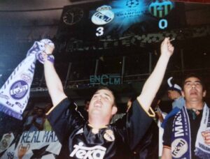 Rafa Esteban, de joven, celebrando en París la Champions que el Real Madrid ganó al Valencia en la capital parisina.