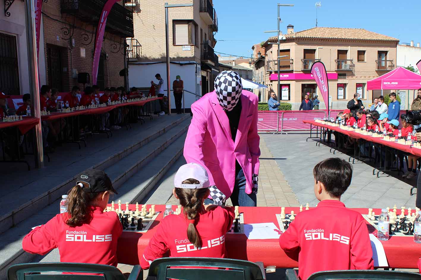 El paseo bargueño y ajedrecístico del Rey Enigma.