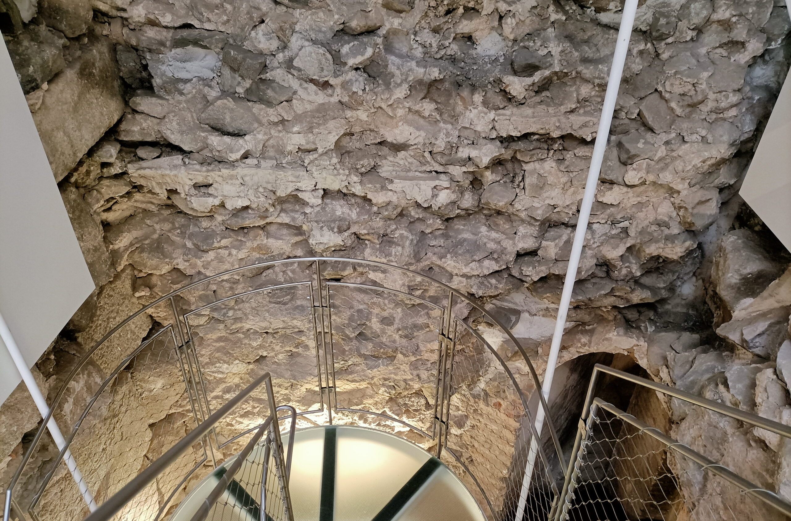 Ya se puede ver una lámina de la muralla del siglo X de Toledo. Qué espectáculo.