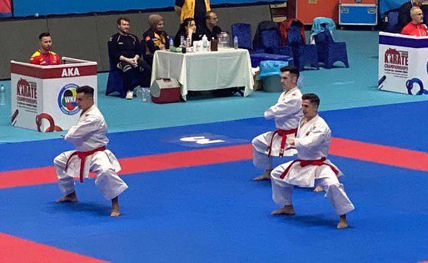 Alejandro Manzana es el primero del grupo. Foto: @RFEKarate.