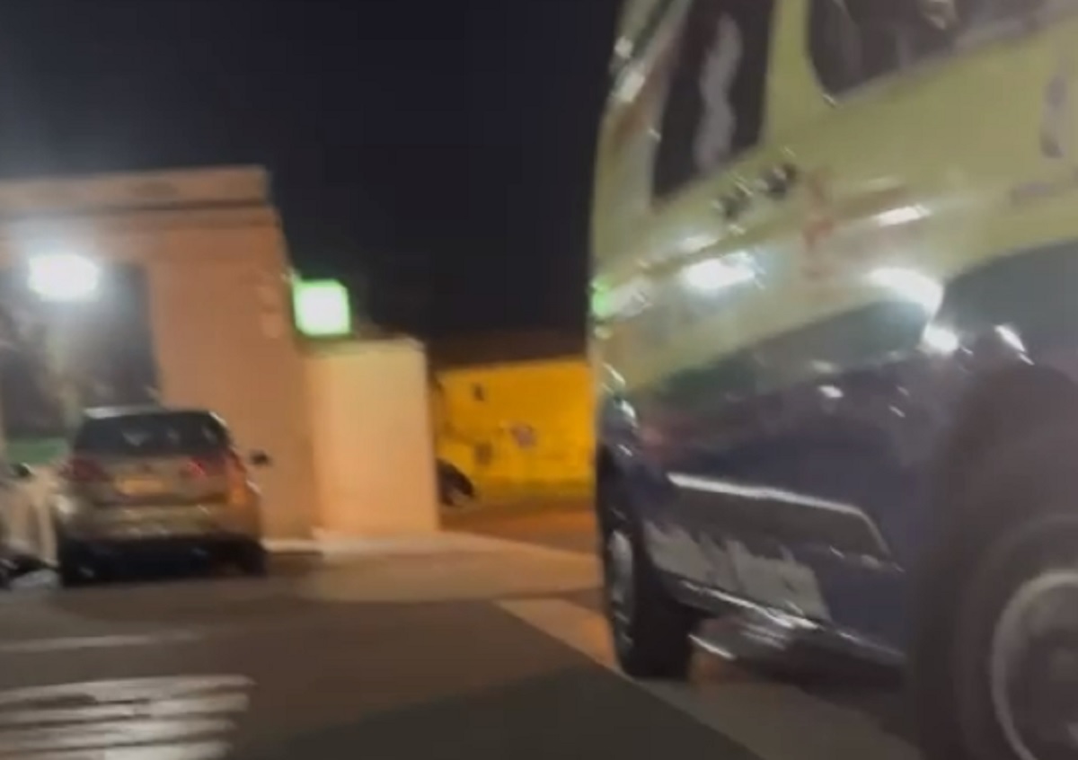 Cuando el hombre, tirado en la acera, estaba esperando a la Guardia Civil, recibió insultos homófobos y amenazas. Imagen extraída de uno de los vídeos que grabó la víctima.