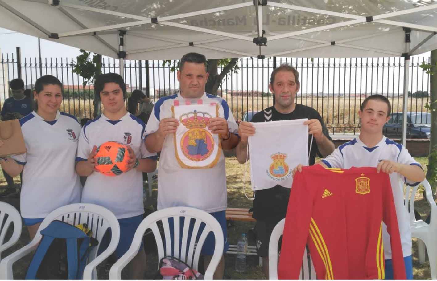 Algunos deportistas del CDB Asprosport que participaron en un torneo de fútbol playa. Foto: Asprona.