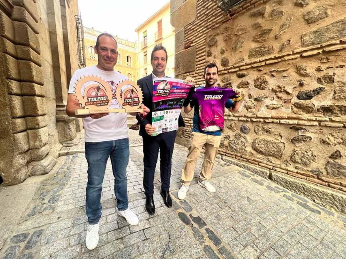 Pablo García (en el centro) presentó la I Toledo Bike Maratón.