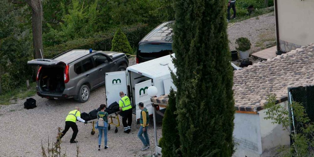 Momento en el que sacan los cadáveres del domicilio. Foto: EFE/ Pepe Zamora.