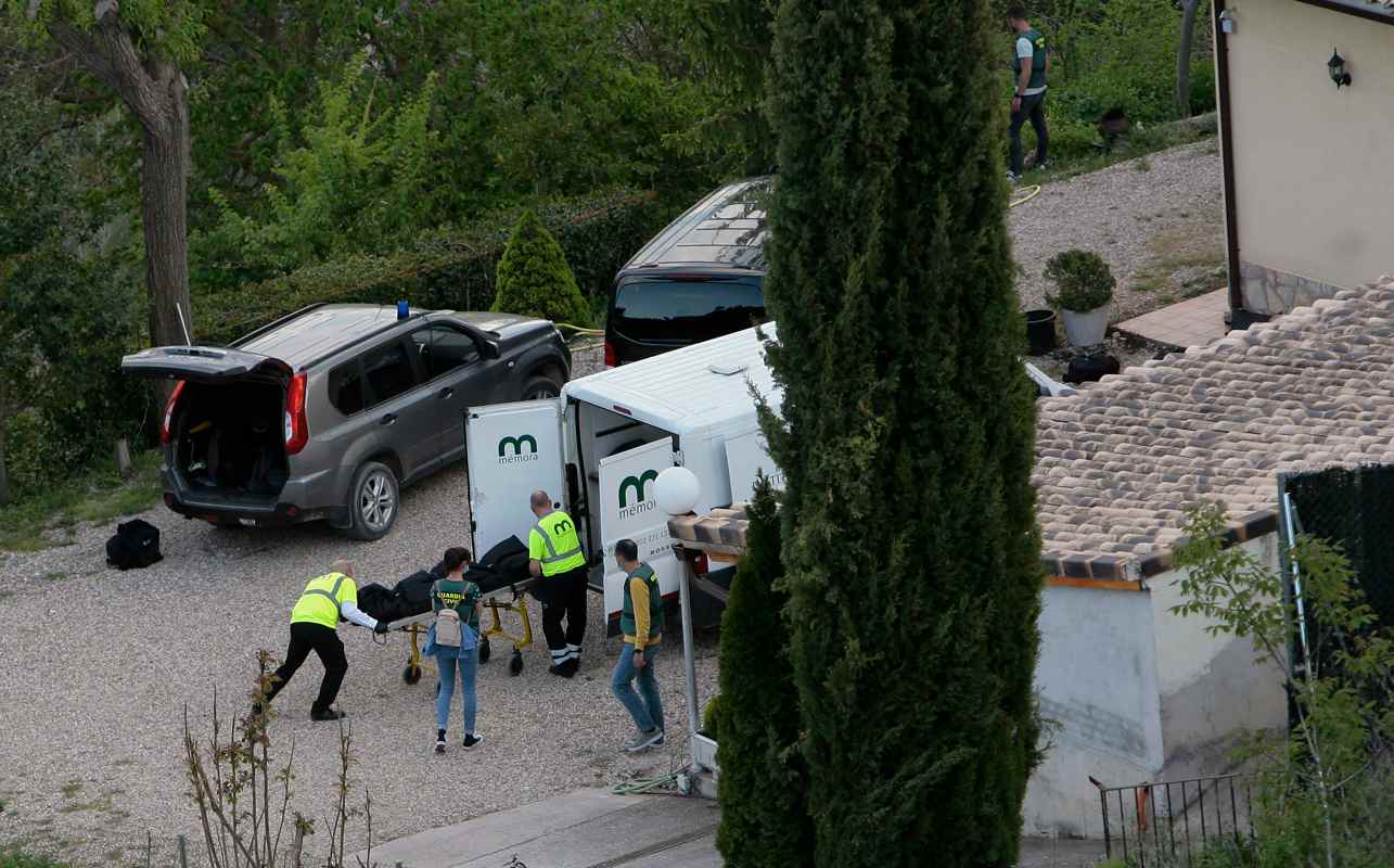 Momento en el que sacan los cadáveres del domicilio. Foto: EFE/ Pepe Zamora.