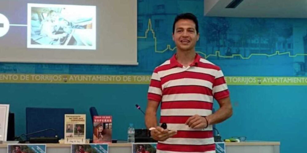 Christian López, presentando su libro.