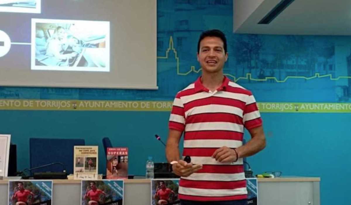 Christian López, presentando su libro.