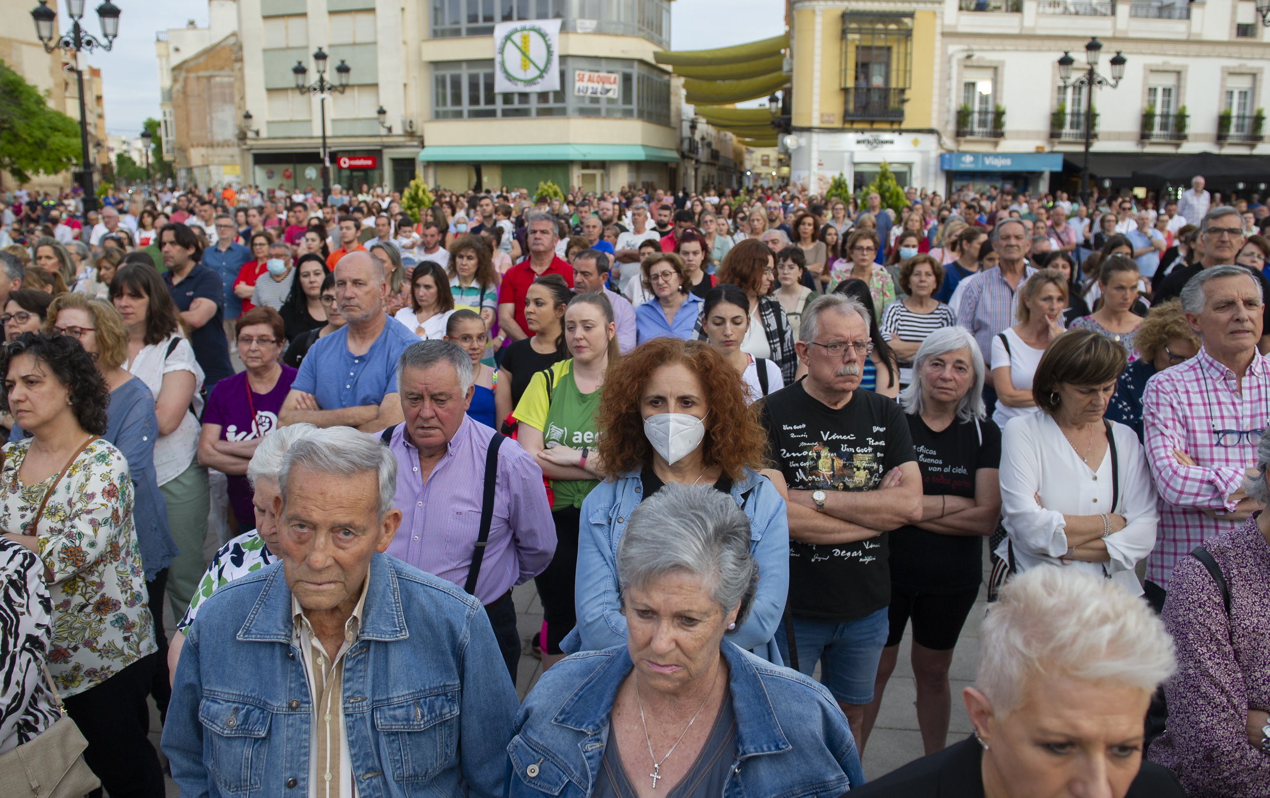 Más de 2.500 personas acudieron a la concentración de repulsa convocada por el Ayuntamiento de Tomelloso. Foto: EFE/Jesús Monroy.