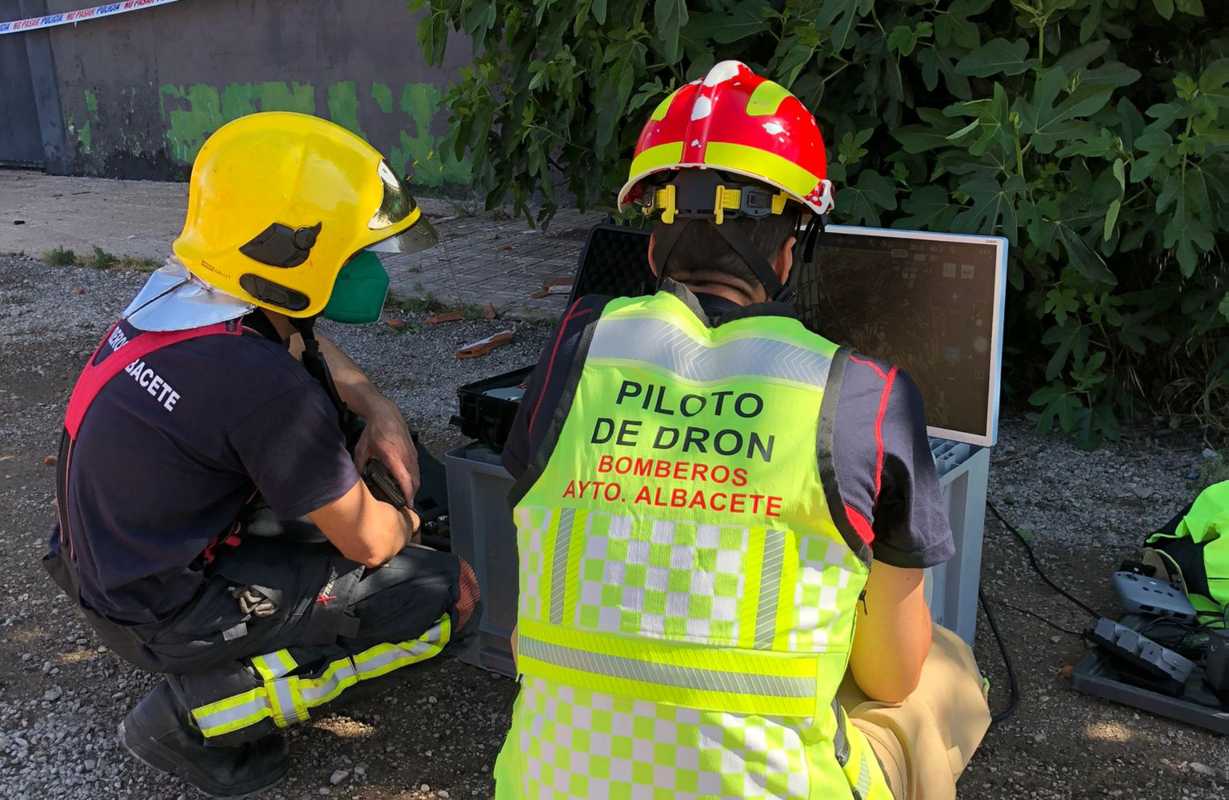 Los Bomberos de Albacete analizan la nave incendiada con un dron.