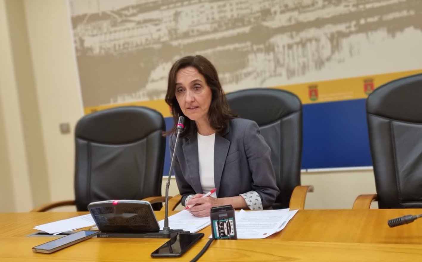 Flora Bellón informó de los puestos de trabajo que oferta el Ayuntamiento de Talavera.