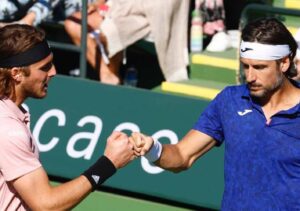Feliciano Lopez, saludando a Tsitsipás en un torneo anterior (foto de Feliciano López).