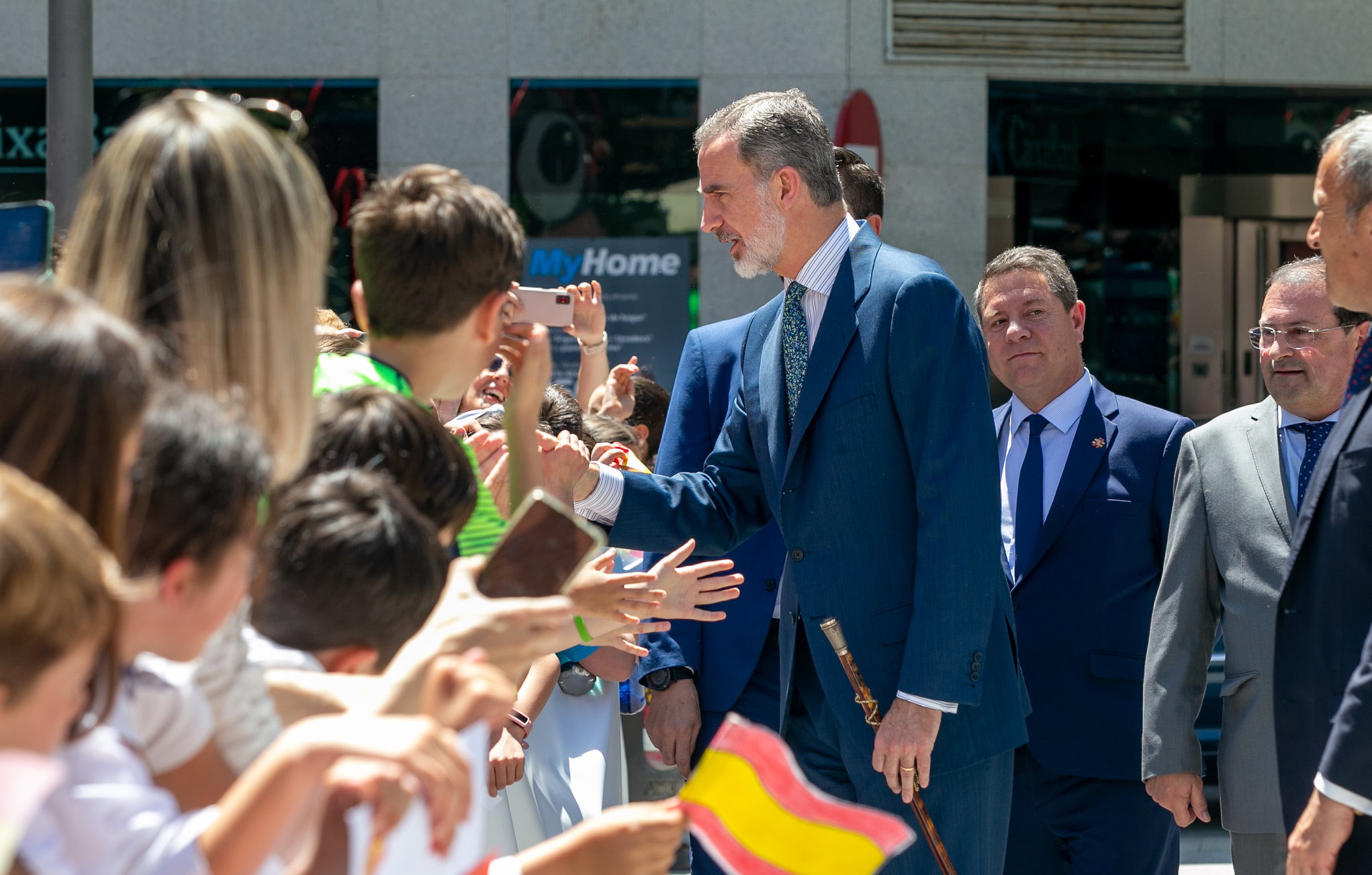 Felipe VI, saludando a los vecinos de Puertollano.